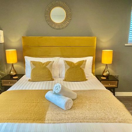 A Cozy Hideaway With Balcony - Close To Beach 본머스 외부 사진