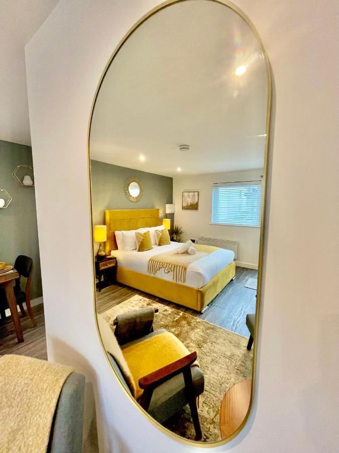 A Cozy Hideaway With Balcony - Close To Beach 본머스 외부 사진