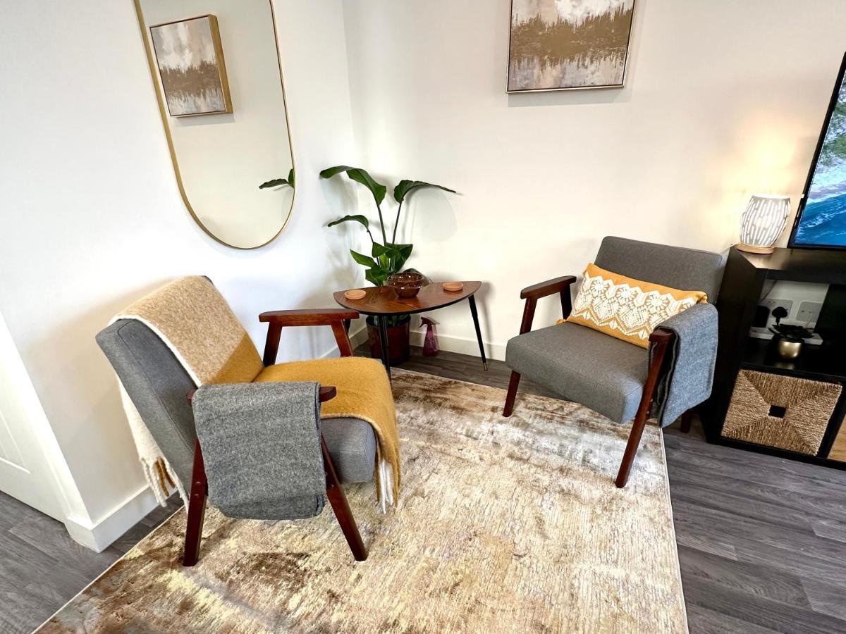 A Cozy Hideaway With Balcony - Close To Beach 본머스 외부 사진