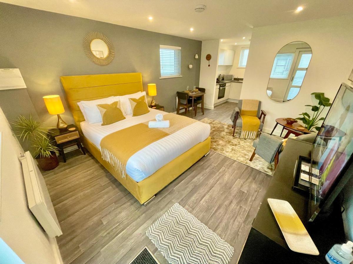 A Cozy Hideaway With Balcony - Close To Beach 본머스 외부 사진