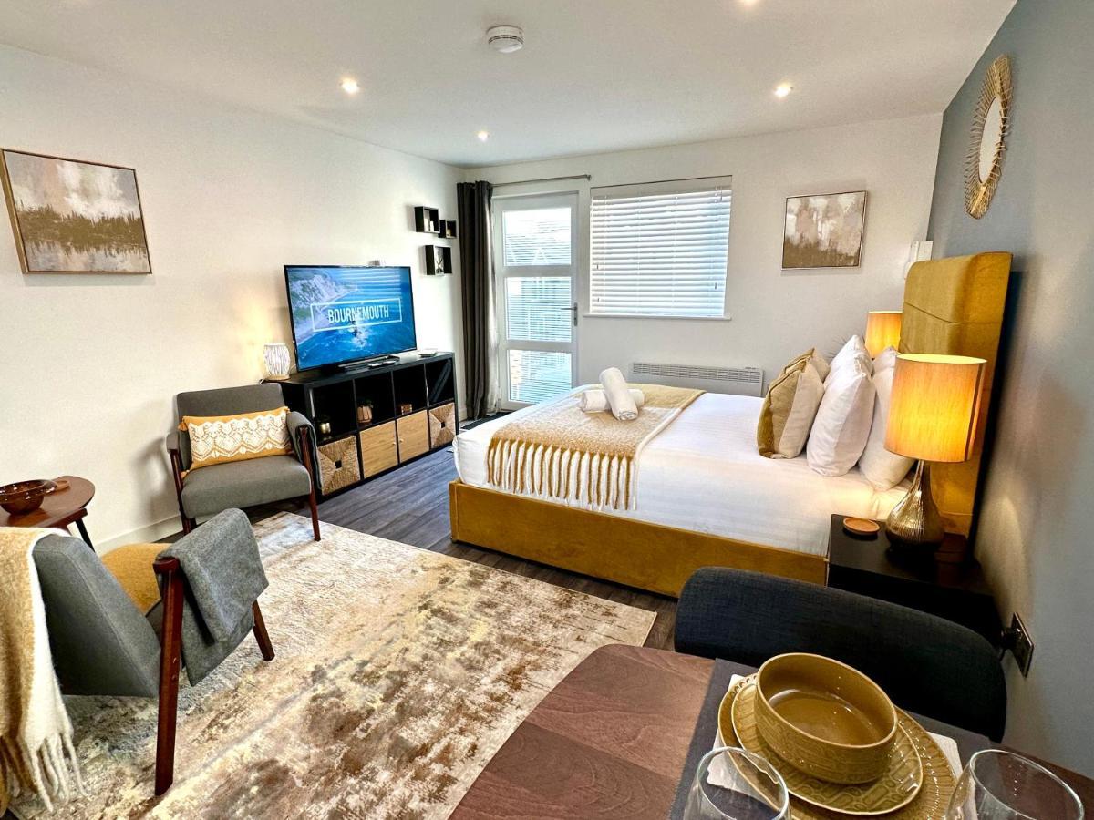 A Cozy Hideaway With Balcony - Close To Beach 본머스 외부 사진
