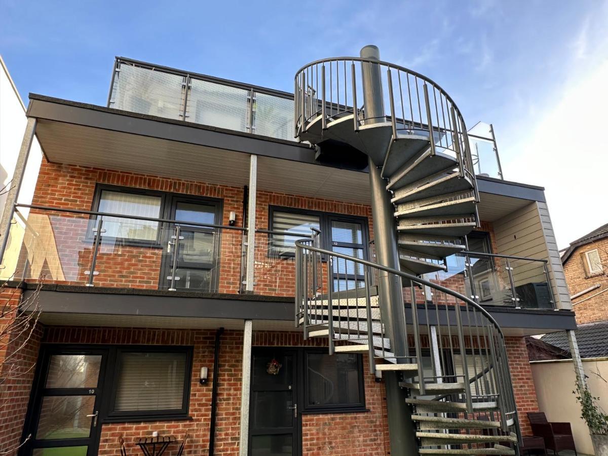 A Cozy Hideaway With Balcony - Close To Beach 본머스 외부 사진